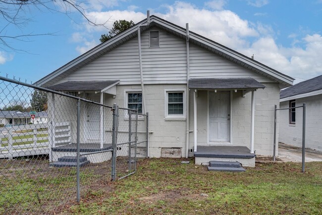 Building Photo - 1502 Coleman St SE