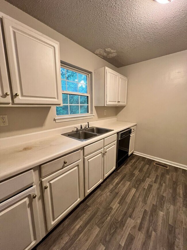 Building Photo - 3BD/ 2BA in Hidden Lake Subdivision