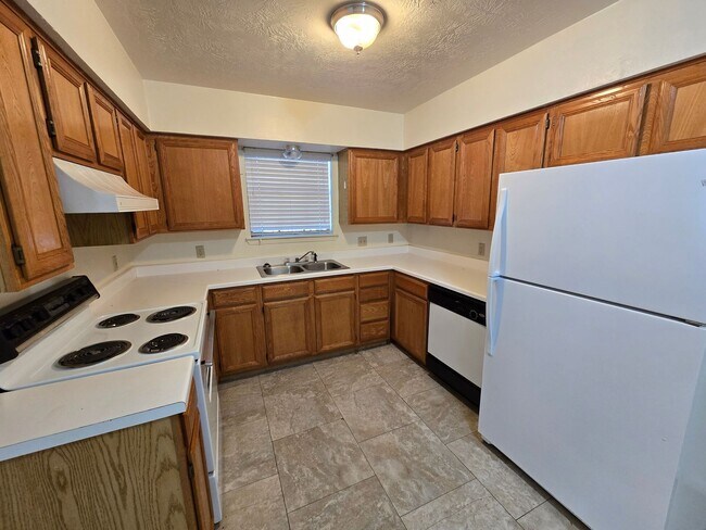 Building Photo - College Station - 3 bedroom / 2 bath 4 plex- downstair units.