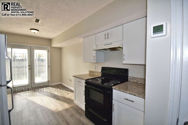 Building Photo - Wonderful 3BR/2BA duplex 1 minute from MTSU!