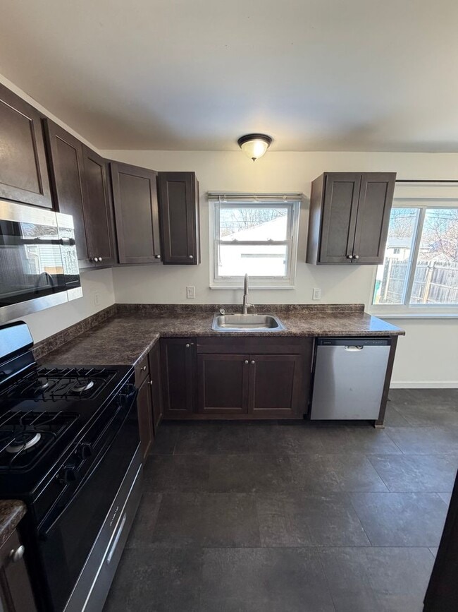 Building Photo - Remodeled 4BR/2BA Home in Lansing — Move in ready