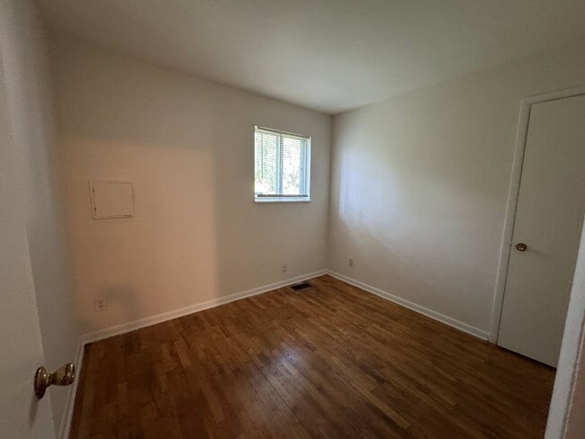 Building Photo - 942 W 33rd St