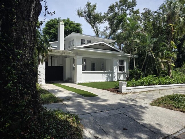 Building Photo - 691 10th Ave S