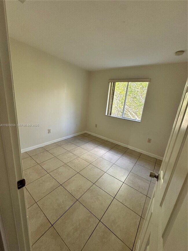 Building Photo - 1529 SE 24th Ct