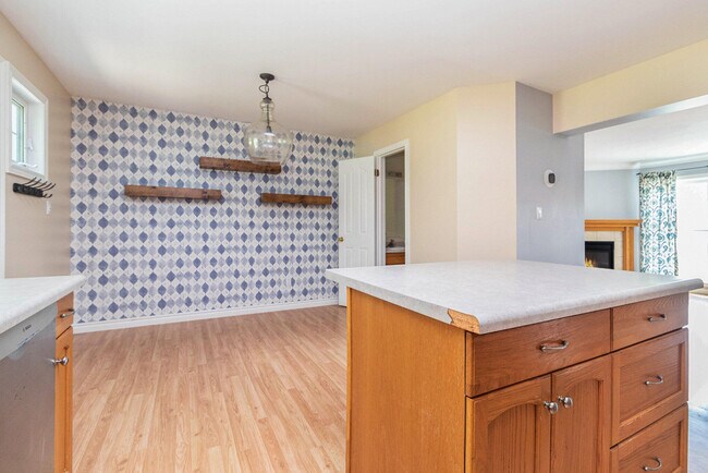 Building Photo - 1017 Bluestem Ln