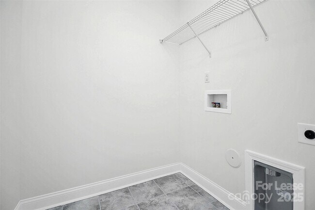 Building Photo - 6029 Mariemont Cir