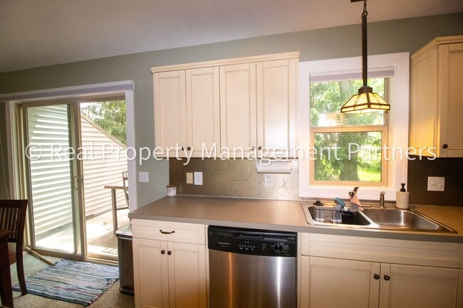 Building Photo - Spacious 3BR Townhome in Lowell | Nature Views & Maintenance-Free Living