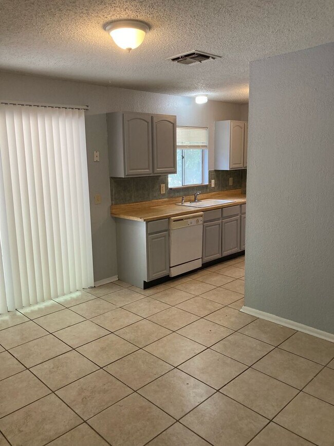 Building Photo - ZERO APPLICATION FEE FOR THIS 4BR/2BA NORTHEAST HOME