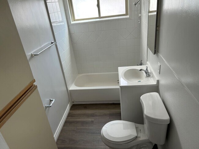 Building Photo - Studio apartment with all utilities paid!