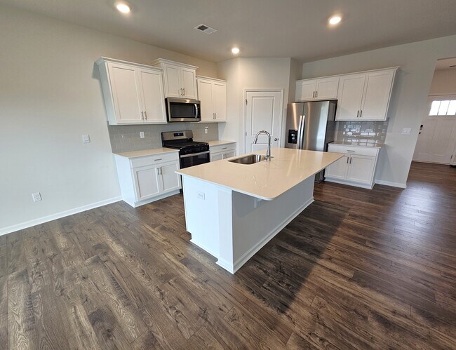 Building Photo - 942 Pineland Dr