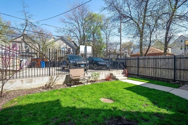 Building Photo - 2522 W Shakespeare Ave