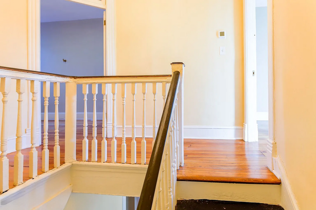 Building Photo - Fully Renovated 3 BR/1.5 BA Apartment in C...