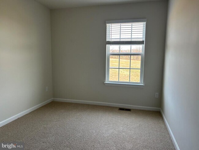 Building Photo - 167 Rae Ct