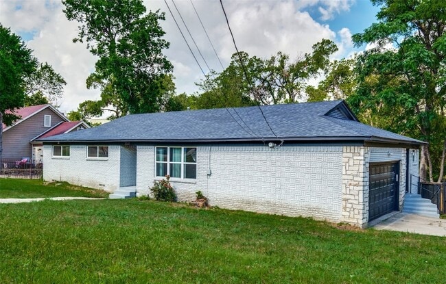 Building Photo - 2031 Brookhaven Dr