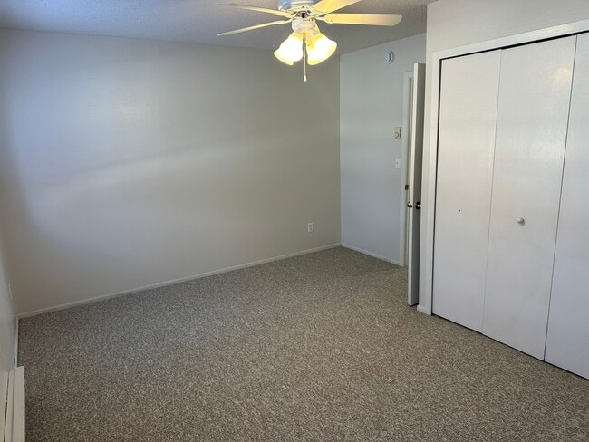 Building Photo - 308 W Lake Dr