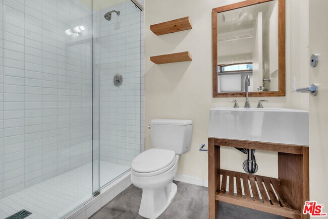 Building Photo - 940 E 2nd St