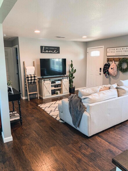 Building Photo - 110 N Bell St