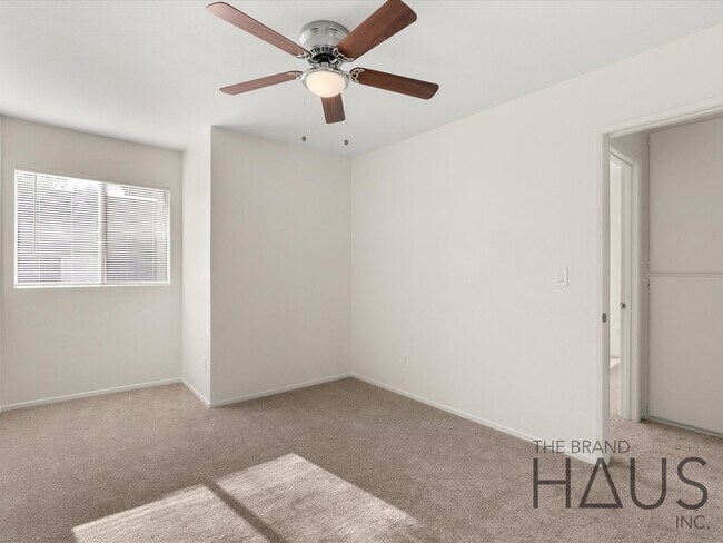 Building Photo - 2.5 Bed + 1.5 Bath + 2 Car Garage + Centra...