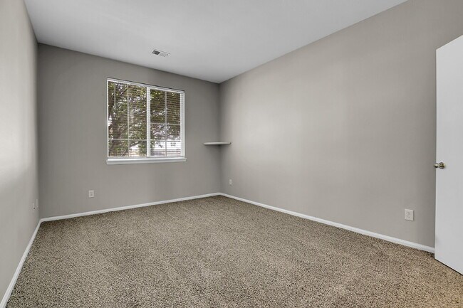 Building Photo - $2,295.00, 2 bedroom plus office, 2 bathro...