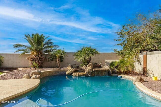 Building Photo - 9124 W Elm St