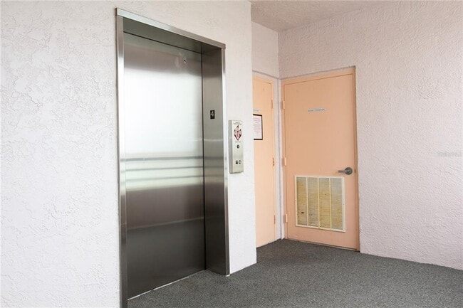 Building Photo - 8041 Sailboat Key Blvd S