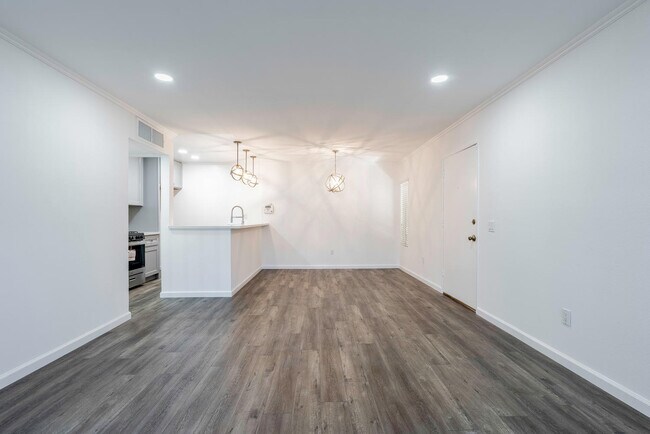 Building Photo - 18350 Hatteras St