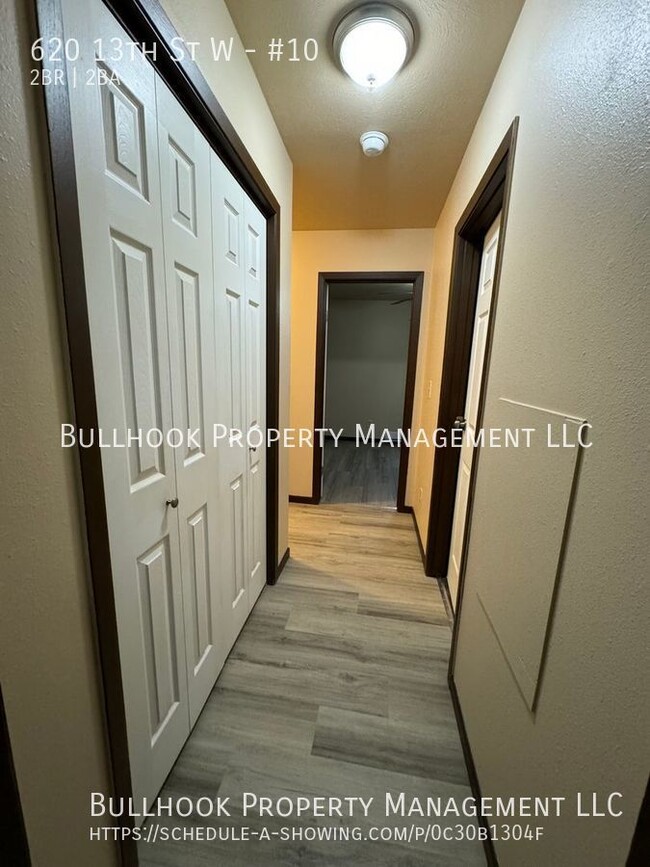 Building Photo - 2 bedroom 1-1/2 bath - Townhouse - Close t...