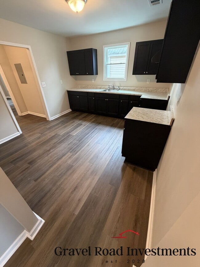 Building Photo - Beautifully Remodeled 4 Bedroom / 2 Bath Home – Move-In Ready!