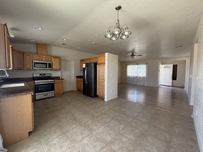 Building Photo - Spacoius Home Available Now!