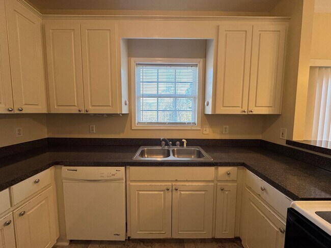 Building Photo - Nice 3/2 House in Silver Creek with bonus rooms- $1,495