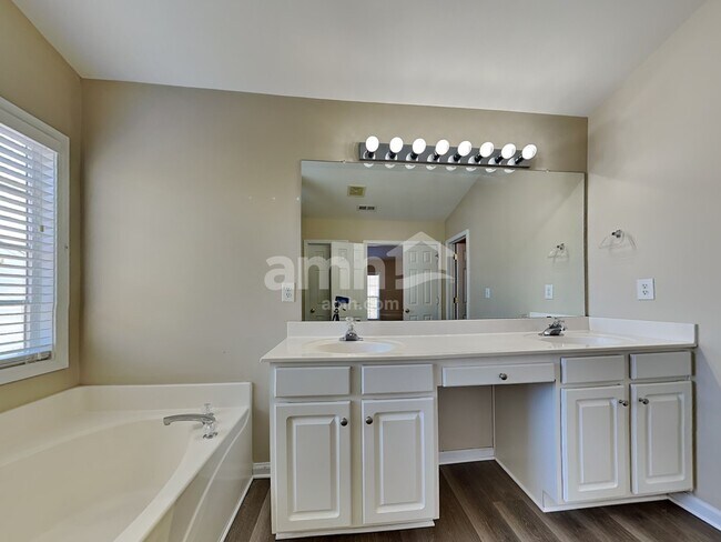 Building Photo - 6216 Roseway Ct