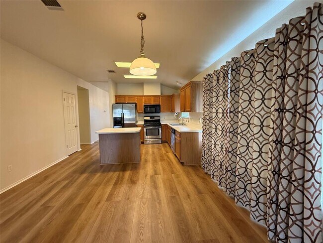Building Photo - 916 Whitehall Dr