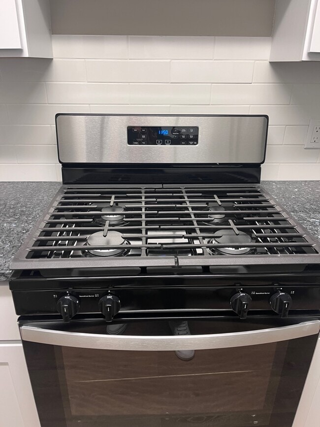 Building Photo - 121 Wellington Ct