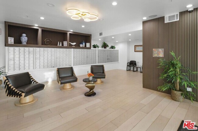 Building Photo - 10982 Roebling Ave