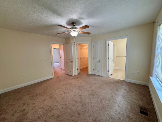 Building Photo - Townhouse for Rent in Spring Oaks!