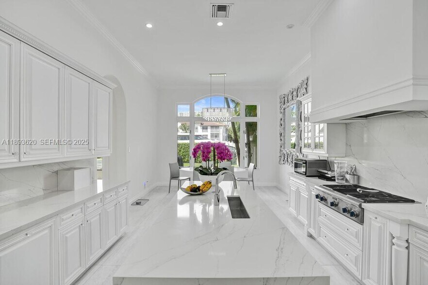 Building Photo - 17001 Collins Ave
