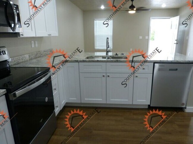 Building Photo - New Spacious 2 bedroom 2 bath Duplex.