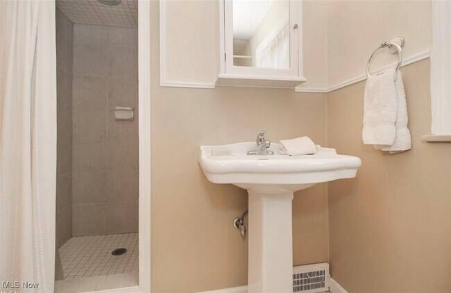 Building Photo - 4178 Bushnell Rd