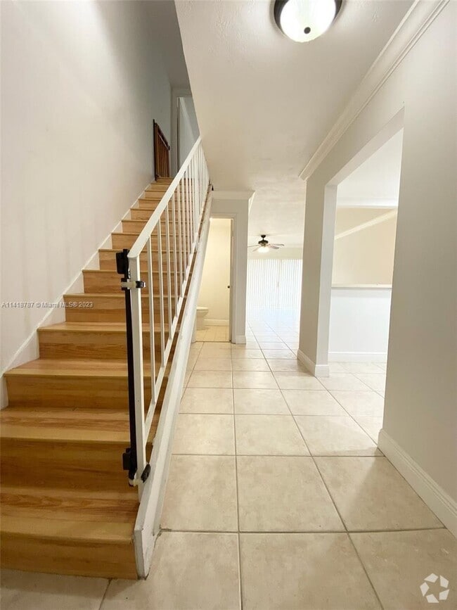 Building Photo - 9371 Fontainebleau Blvd