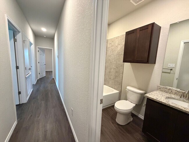 Building Photo - Come live in Knox Ridge!