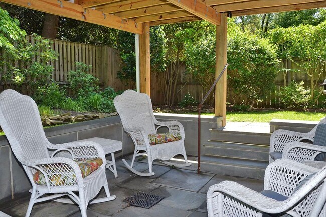 Building Photo - Sassy on Sangamore - 3 BED + 2 FB Av. Earl...
