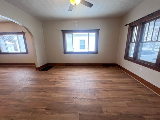 Building Photo - Three Bedroom Single Family Home on SW Side!