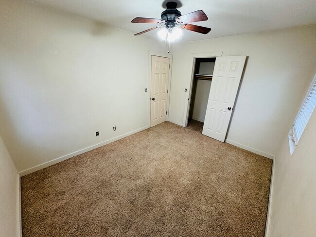 Building Photo - 3 bedroom 1 bathroom house with large yard!