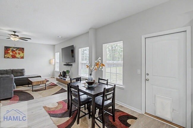 Building Photo - 18 Sunflower Cir NE