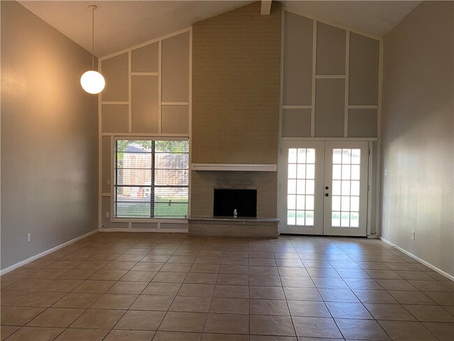 Building Photo - 1622 Memorial Pkwy