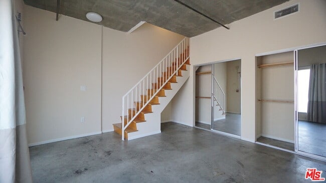 Building Photo - 922 W 23rd St