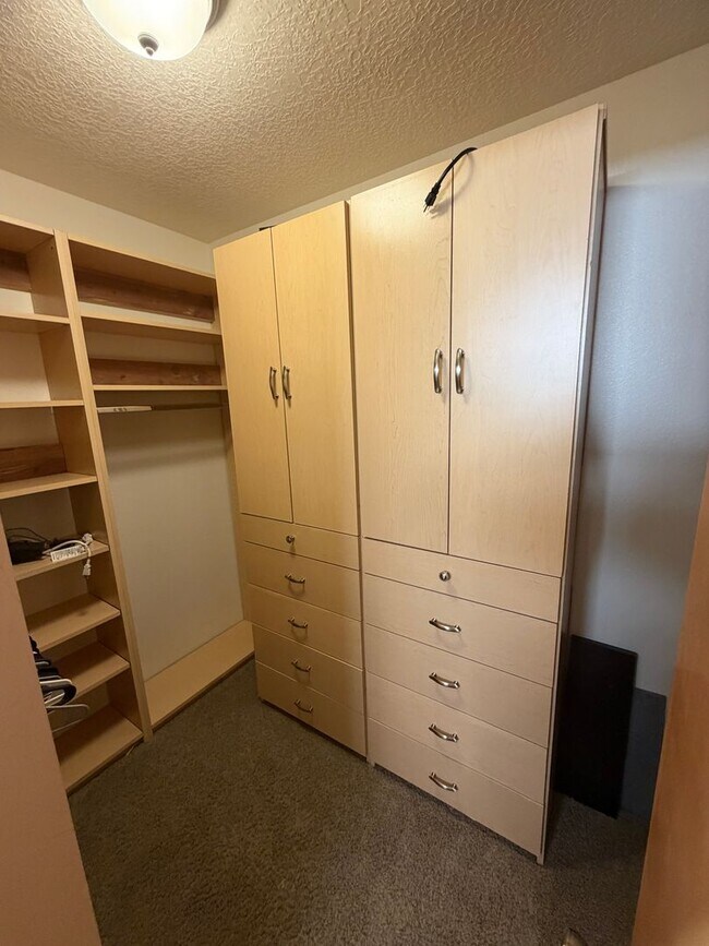 Building Photo - 3-Bedroom House!