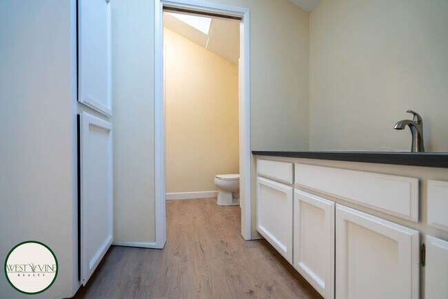 Building Photo - Remodeled 3 Bedroom Townhouse | Private Patio | Washer/Dryer