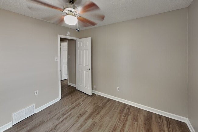 Building Photo - 1633 Dexter Ln