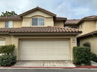 Building Photo - Centrally Located Townhome w/ 2 Car Garage...